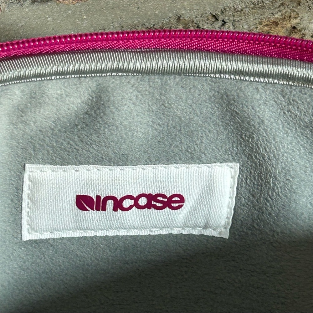 INCASE Neoprene Classic 13” Laptop/Tablet Sleeve - Picture 7 of 12